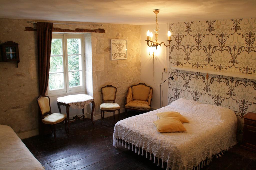 Le Petit Mas D'Ile Bed & Breakfast Saint-Germain-de-Confolens Rom bilde