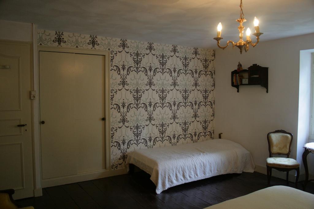Le Petit Mas D'Ile Bed & Breakfast Saint-Germain-de-Confolens Rom bilde